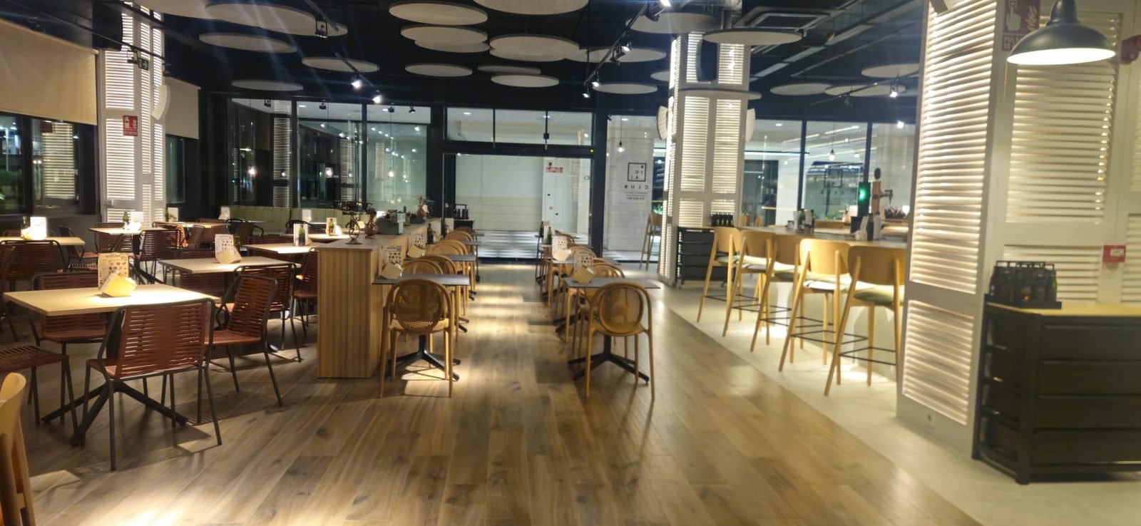 Sala diáfana con mesas